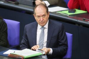 Alexander Dobrindt diskutiert Verfassungsschutz und AfD-Beobachtung in Berlin, 27. Februar 2026.