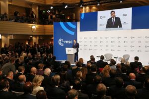 Marco Rubio spricht auf Sicherheitskonferenz; Dobrindt und Strack-Zimmermann reagieren kritisch auf seine Rede.