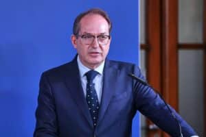Alexander Dobrindt diskutiert politische Entscheidungen zur AfD vor Gericht, mit Blick auf Verfassungsschutz.