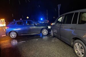 Verkehrsunfall mit BMW und VW Touran, drei Verletzte, Polizei untersucht Unfallursache.