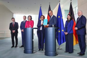 Bundeskanzler Merz empfängt EFI-Gutachten zur Förderung von Forschung, Innovation und KI in Deutschland.