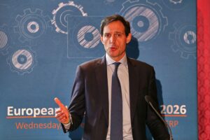 Wopke Hoekstra diskutiert Kernenergie und Klimaschutz auf EU-Ebene in Brüssel.