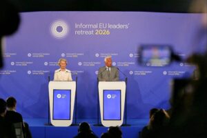 Ursula von der Leyen und António Costa diskutieren Fortschritte beim EU-Gipfel in Belgien.