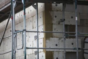 Gerüstbau mit Handwerkern für energetische Sanierung von Gebäuden in Deutschland.