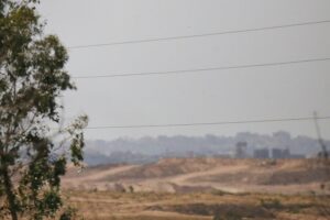 Blick über die Grenze von Israel zum Gazastreifen, symbolisiert Konflikt und Wiederaufbau.