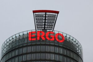 Ergo-Logo mit Symbolen für Arbeitsplätze, KI und Reskilling in einem modernen Büro.