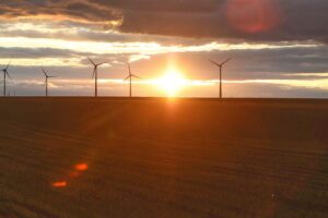 Wetterbericht für Niedersachsen/Bremen (22.04.2026) Windräder im Hintergrund, blauer Himmel, sonniges Wetter, symbolisiert Hochdruckeinfluss und Temperaturanstieg.