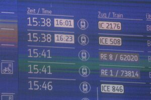 Anzeigetafel der Deutschen Bahn mit Informationen zu IT-Störungen und Zugausfällen.