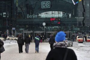 Rolltreppen im Berliner Hauptbahnhof, Sicherheitsprüfungen abgeschlossen, Reisende können sie wieder nutzen.