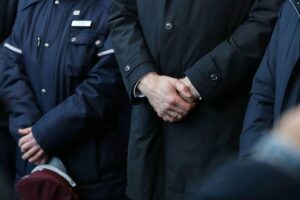 Schweigeminute zur Erinnerung an den verstorbenen Zugbegleiter nach brutaler Attacke.