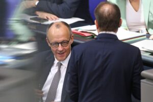 Friedrich Merz und Alexander Dobrindt diskutieren über Umfrageergebnisse der politischen Parteien in Deutschland.