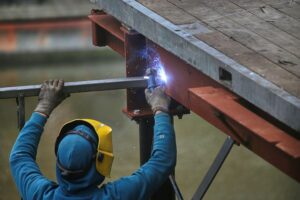 Schweißer bei der Arbeit, symbolisiert den Rückgang der Erwerbstätigkeit in Deutschland.
