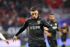 VfB Stuttgart jubelt nach 4:1-Sieg gegen Celtic Glasgow in Europa-League-Playoffs.