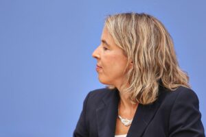 Ulrike Malmendier und Lars Feld diskutieren wirtschaftliche Themen und politische Herausforderungen im Sachverständigenrat.