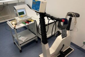 Bild eines Fahrradergometers, Symbol für Forschung zur geschlechtssensiblen Medizin.