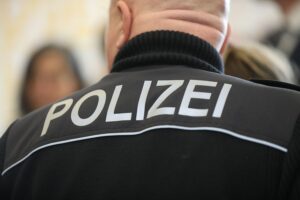 Unfallauto im Graben, Polizist am Einsatzort, winterliche Straßenverhältnisse.