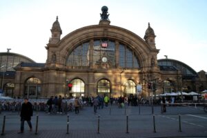 Frankfurter Hauptbahnhof: Polizei festnimmt Gewalttäter nach Schlagstock-Angriff im Bahnhofsviertel.