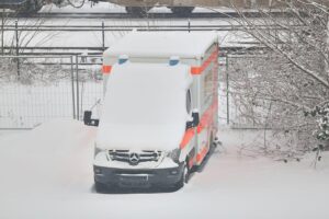 Rettungsübung: Feuerwehr rettet Person aus dünnem Eis, zeigt Gefahren von gefrorenen Gewässern.