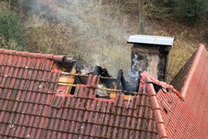 Dachstuhlbrand in Sprockhövel, Feuerwehr im Einsatz, Rauchentwicklung, drohne, Sicherheitsmaßnahmen.