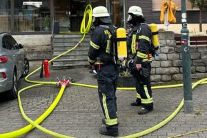 Einsatzkräfte löschen Brand in Lüftungsanlage während Karnevalsveranstaltung in Rösrath.