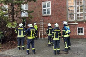 Feuerwehr öffnet Kaserne in Aurich wegen piependem Rauchmelder, kein Brand entdeckt.