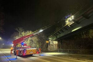 Feuerwehr rettet Jugendliche mit Drehleiter aus steiler Böschung in Weinheim nachts.