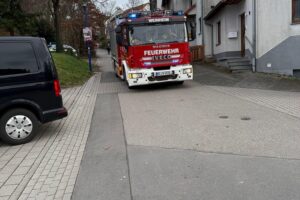 Löschfahrzeuge stehen bereit, Feuerwehr im Einsatz wegen Brandmelderauslösung durch angebranntes Popcorn.