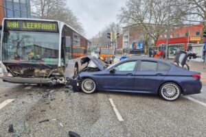 Verkehrsunfall mit BMW und Bus in Pinneberg, sieben Personen leicht verletzt.