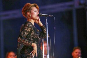 Ayliva triumphiert mit "Renn" auf Platz eins der deutschen Charts, Frauen dominieren die Top 5.