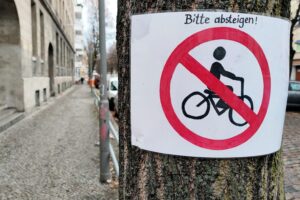 Selbstgemaltes Verbotsschild, das Radfahren auf Gehwegen untersagt, symbolisiert den Appell von Fuss e.V.