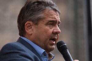 Sigmar Gabriel diskutiert EU-Gemeinschaftsschulden für Verteidigung gegen Russland und strategische Unterstützung Frankreichs, Polens.