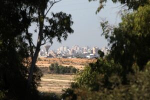 Rafah-Grenzübergang: Palästinenser passieren Sicherheitskontrollen, um aus Gaza nach Ägypten zu gelangen.