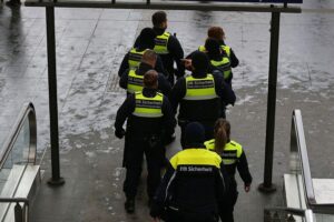 Sicherheitskräfte am Bahnhof, Diskussion über neue Struktur der Bahn-Sicherheitsdienste.
