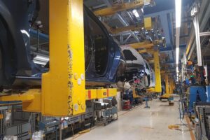 Diagramm mit Geschäftsklima-Stimmung der Automobilindustrie und Wachstumsausblick für die EU.