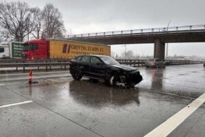 Ein schwerer Verkehrsunfall auf der Autobahn mit liegengebliebenem Jaguar und Polizei vor Ort.