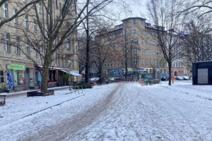 Gefrierender Regenwarnung: Glatteis und Verkehrsstörungen in Berlin und Brandenburg. Winterlandschaft sichtbar.