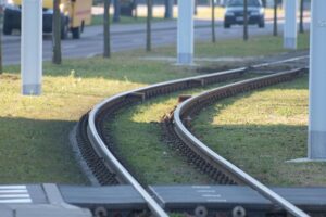 Gleisbauarbeiten in Hannover: Stadtbahnlinie 6 gesperrt, Ersatzbusse zwischen An der Strangriede und Fenskestraße.