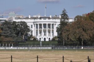 Weißes Haus mit Glyphosat-Logo, symbolisiert Trump-Entscheidung zur Unkrautvernichter-Produktion in den USA.