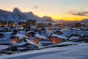 Nuuk mit Fachwerkhäusern, weitläufiger Landschaft und klarer Umgebung zeigt Grönlands natürliche Schönheit und Kultur.