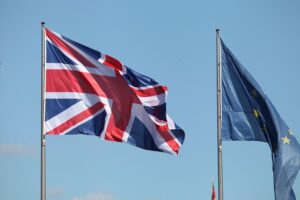 Fahnen der EU und Großbritanniens als Symbol für zunehmende militärische Zusammenarbeit in Norwegen.