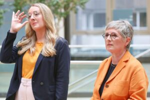 Katharina Dröge und Britta Haßelmann diskutieren Reformen für den Sozialstaat in Berlin.