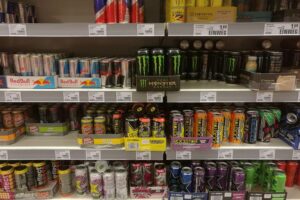 Energydrinks im Regal, symbolisieren Verkaufsverbot und Gesundheitsdebatte für Jugendliche in Schleswig-Holstein.
