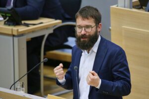 Sebastian Striegel diskutiert digitale Souveränität und Open-Source-Strategien für Sachsen-Anhalt.