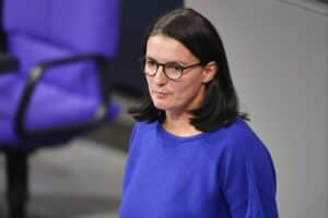 Irene Mihalic spricht über Schutzmaßnahmen gegen Extremismus im Bundestag.