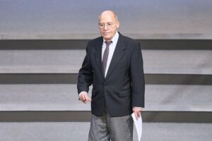 Gregor Gysi spricht über Grundgesetzreform und Schaffung eines Rates der Weisen zur Demokratie-Stärkung.