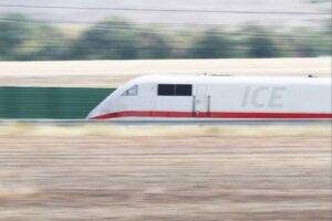 ICE-Zug auf der Schnellfahrstrecke Hamburg-Berlin, symbolisiert längere Fahrzeiten und Bahnprobleme.