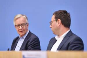 Dietmar Bartsch kritisiert Grüne für Haushaltsklage, fordert ehrlichen Umgang mit Finanzen.