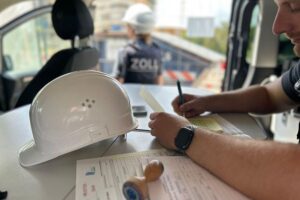 Einsatzbus Zoll in Aktion; Kontrolle von Arbeitgebern zur Bekämpfung illegaler Aktivitäten.