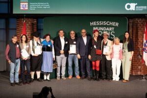 Heimatminister kürt Gewinner des Hessischen Mundartpreises 2026 in Marburg vor engagiertem Publikum.