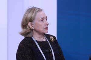 Hillary Clinton kritisiert Trump, fordert Aufklärung im Epstein-Fall und spricht über Ukraine-Politik.